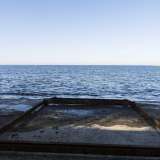 Qui il contrasto tra l�azzurro dell�acqua e i resti arrugginiti di vari oggetti � impietoso